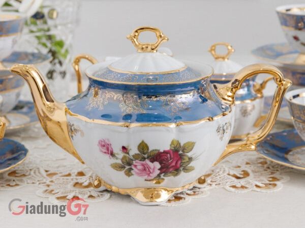 Bộ trà sứ Tiệp hoa hồng viền xanh da trời có viền và chân đế mạ vàng để tạo thêm vẻ sang trọng và quyến rũ.