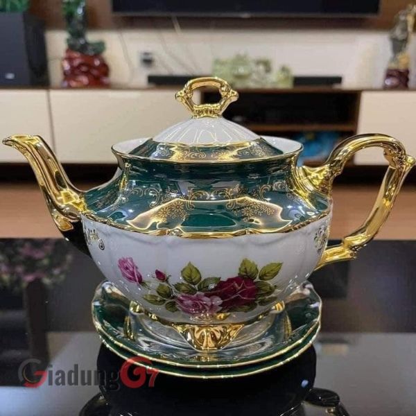 Họa tiết sang trọng và độc đáo của Bộ trà sứ hoa hồng viền xanh ngọc dây vàng giúp bạn thưởng thức trà theo phong cách hoàng gia