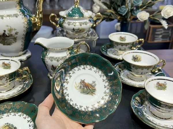 Họa tiết sang trọng và độc đáo của Bộ trà sứ Royal Czech Porcelain hoạ tiết con thú xanh lá giúp bạn thưởng thức trà theo phong cách hoàng gia