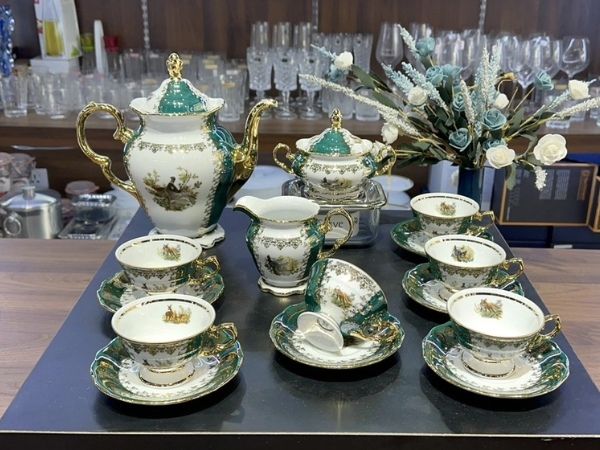 Họa tiết sang trọng và độc đáo của Bộ trà sứ Royal Czech Porcelain hoạ tiết con thú xanh lá giúp bạn thưởng thức trà theo phong cách hoàng gia