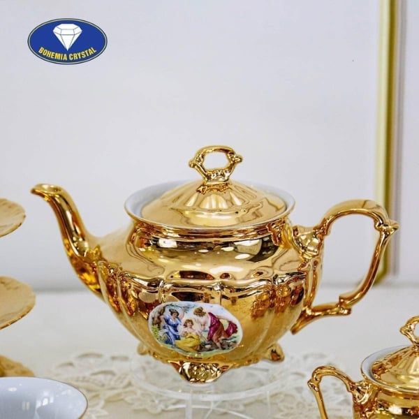 Họa tiết sang trọng và độc đáo của Bộ trà sứ hoa 3 cô tiên nền vàng giúp bạn thưởng thức trà theo phong cách hoàng gia
