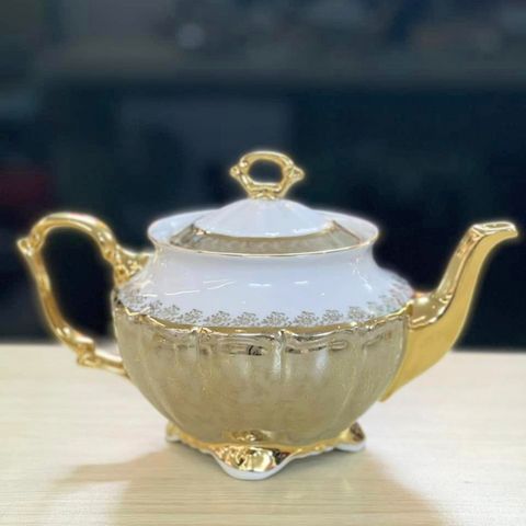 Bộ trà sứ dây vàng là một trong những thương hiệu gốm sứ lâu đời nhất của Cộng Hòa Séc