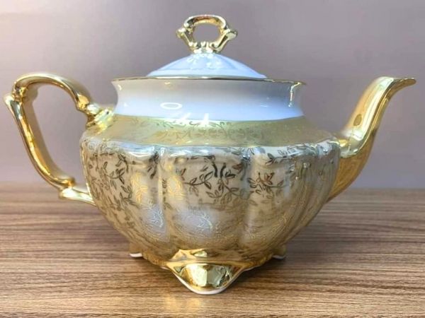 Họa tiết sang trọng và độc đáo của Bộ trà sứ dây vàng giúp bạn thưởng thức trà theo phong cách hoàng gia