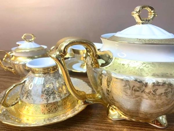 Bộ trà sứ dây vàng là một trong những thương hiệu gốm sứ lâu đời nhất của Cộng Hòa Séc
