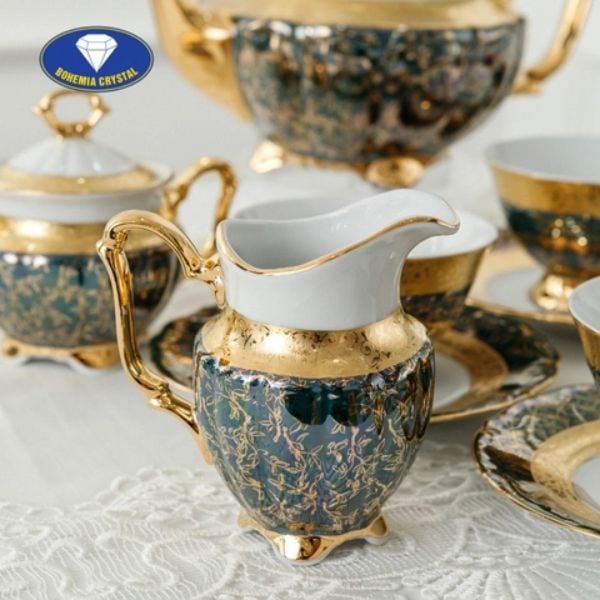 Bộ trà sứ băng vàng nền xanh dây vàng là một trong những thương hiệu gốm sứ lâu đời nhất của Cộng Hòa Séc