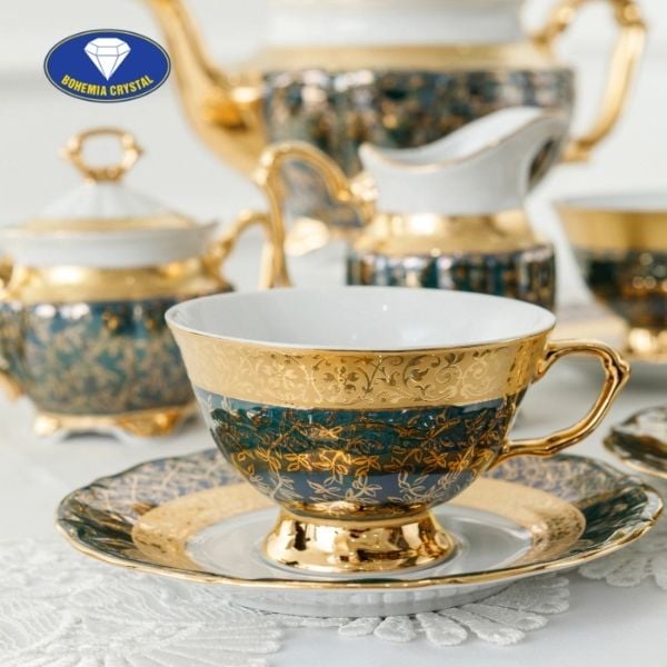 Bộ trà sứ băng vàng nền xanh dây vàng là một trong những thương hiệu gốm sứ lâu đời nhất của Cộng Hòa Séc