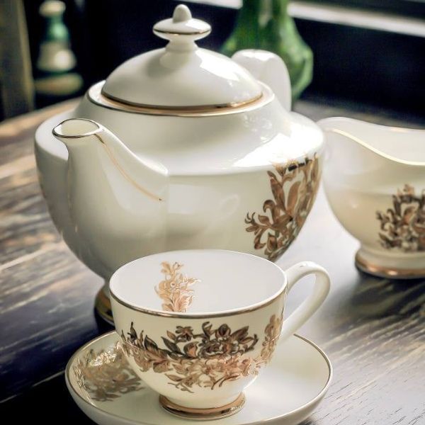 Bộ trà sứ xương Imperial hoa cúc này rất hấp dẫn, đáng sưu tầm và cổ điển với các màu sắc và hoa văn bổ sung cho bữa trà hoặc cà phê buổi chiều cổ điển.