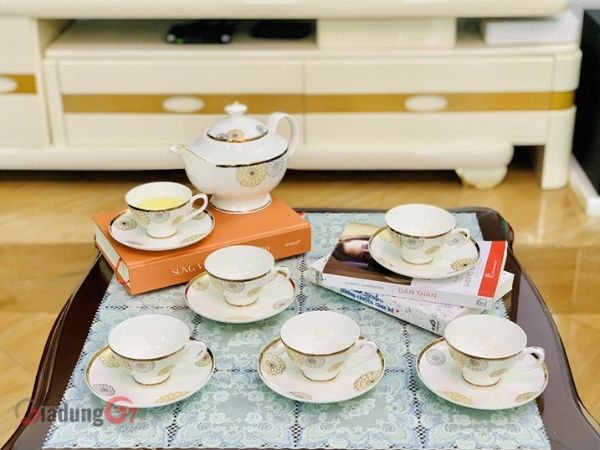 Bộ trà sứ xương Imperialondon có thể sử dụng để pha các loại trà, dùng để trang trí không gian gia đình hoặc không gian văn phòng.