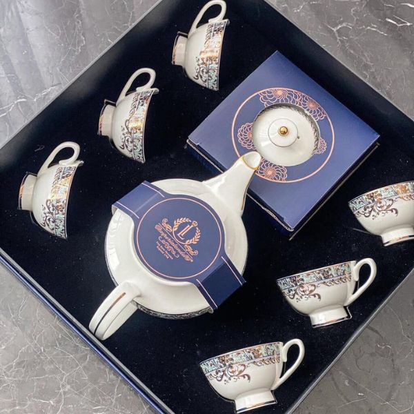 Thưởng thức một tách trà hoặc cà phê nóng hổi với Bộ trà sứ xương Imperial màu xanh dây vàng 13 món dành cho 6 người.
