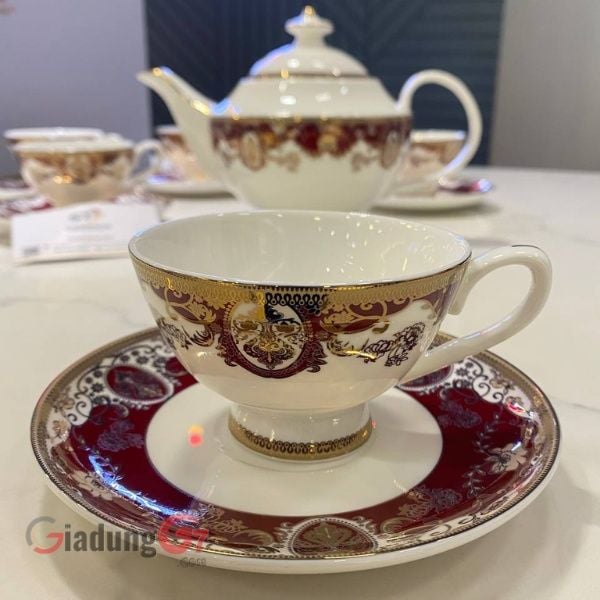 Bộ trà sứ xương Imperial viền đỏ này rất hấp dẫn, đáng sưu tầm và cổ điển với các màu sắc và hoa văn bổ sung cho bữa trà hoặc cà phê buổi chiều cổ điển.