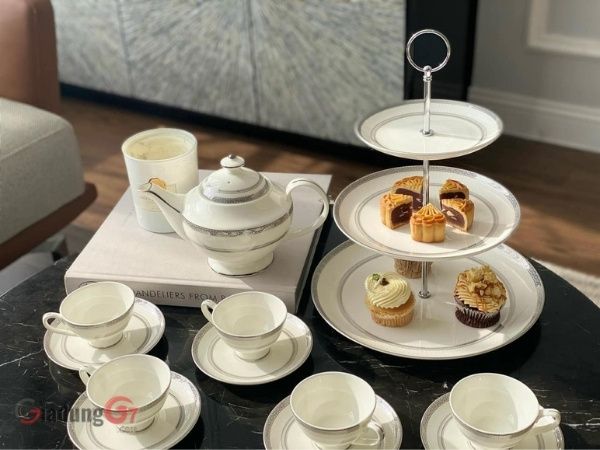 Bộ trà sứ xương Hoàng Gia Anh viền bạc có độ bền cao, thiết kế đơn giản, thanh lịch và phù hợp với trang trí hoặc tiếp khách
