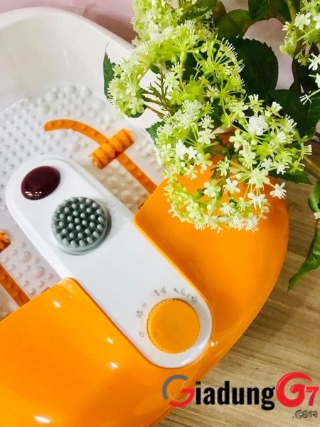 Bồn ngâm chân massage Medisana FS883 có có nhiệt hồng ngoại để giữ ấm nước ở 40 ° C trong quá trình điều trị