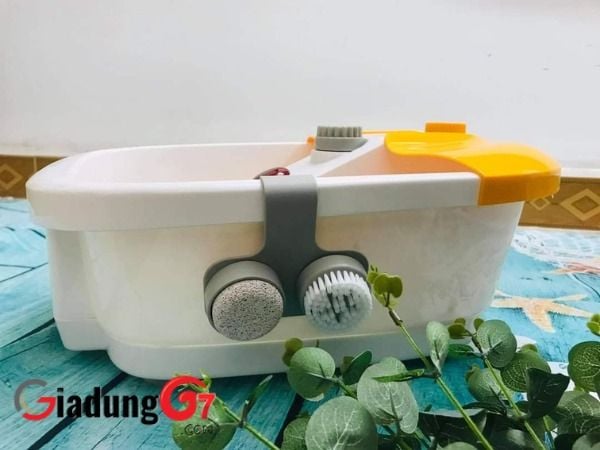 Bồn ngâm chân massage Medisana FS883 có 3 phần đính kèm có thể tháo rời để điều trị chăm sóc móng chân toàn diện.