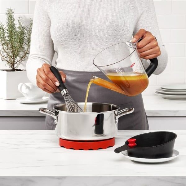 Làm nước thịt, súp và nước sốt lành mạnh hơn với ca lọc chất béo OXO Good Grips.