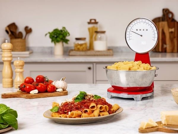 Cân nhà bếp Smeg KSF01RDWW là sản phẩm lý tưởng cho những ai muốn kết hợp sự thanh lịch của thiết kế với độ chính xác để chuẩn bị nấu ăn.