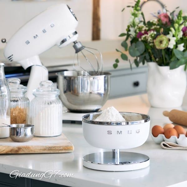Cân nhà bếp Smeg KSC01WHMWW màu trắng (15cm x 20,5cm) là một công cụ nhỏ gọn, đa năng kết hợp thiết kế thanh lịch với chức năng chính xác