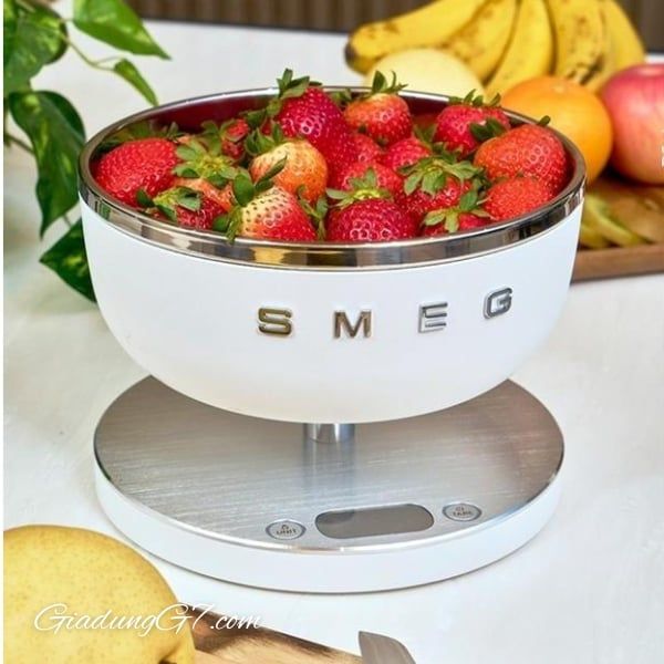 Cân nhà bếp Smeg KSC01WHMWW màu trắng (15cm x 20,5cm) Cân tối đa: 5kg