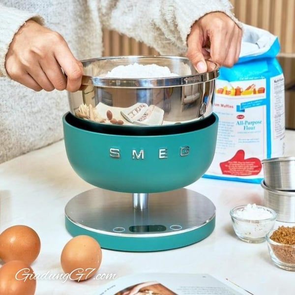 Cân nhà bếp Smeg KSC01EGMWW (15cm x 20,5cm) là một công cụ nhỏ gọn, đa năng kết hợp thiết kế thanh lịch với chức năng chính xác