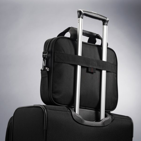 Cặp đựng laptop Samsonite Xenon 3.0 có phần quai thuận tiện mắc vào vali của bạn