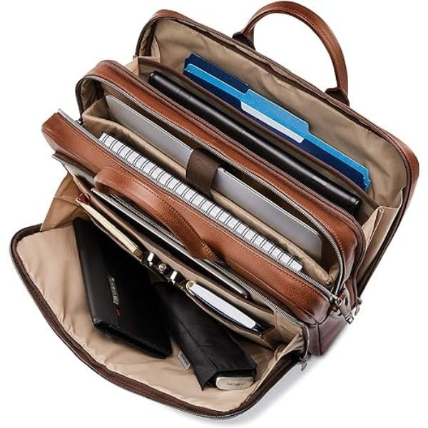 Cặp laptop Samsonite Classic da thật có một túi tổ chức lớn phía trước với túi máy tính bảng, 2 túi điện thoại và túi đựng bút.