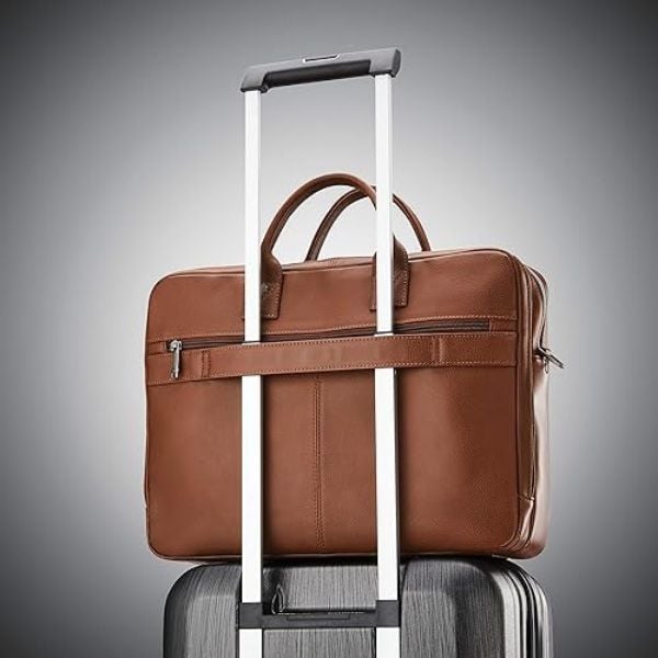 Cặp laptop Samsonite Classic da thật có phần quai thuận tiện mắc vào vali của bạn