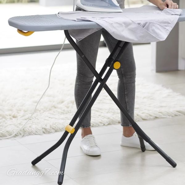 Cầu là Joseph Joseph 50005 với bề mặt ủi có kích thước lý tưởng vừa vặn cho công việc là ủi quần áo.