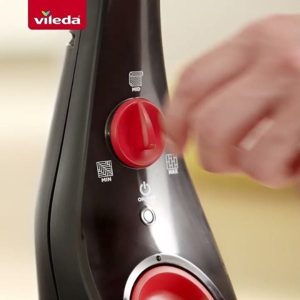 Chỉ cần bật cây lau nhà hơi nước Vileda One XXL và sau 15 giây, bạn có thể bắt đầu lau, giúp sàn nhà sạch sẽ vệ sinh.
