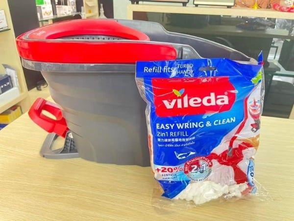 Cây lau nhà Vileda Turbo 3in1 Microfiber là một sản phẩm lau nhà thông minh và tiện dụng.