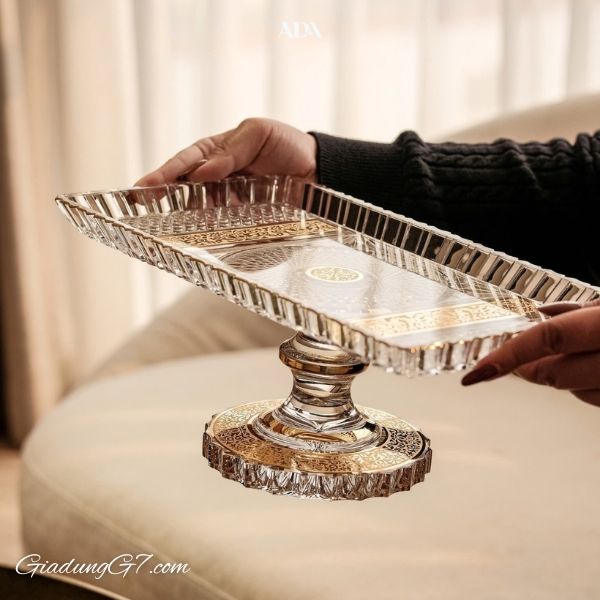 Chân bồng chữ nhật Ales Zverina Felicie Romantic 35.5cm Chất liệu: Pha lê trong suốt cao cấp với các đường cắt tinh xảo, tạo hiệu ứng ánh sáng lung linh