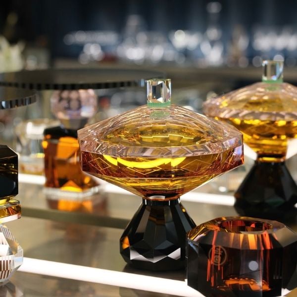 Chân bồng có nắp Reflections Copenhagen Hamptons Amber Tuyệt Tác Pha Lê Cắt Tay Tinh Xảo