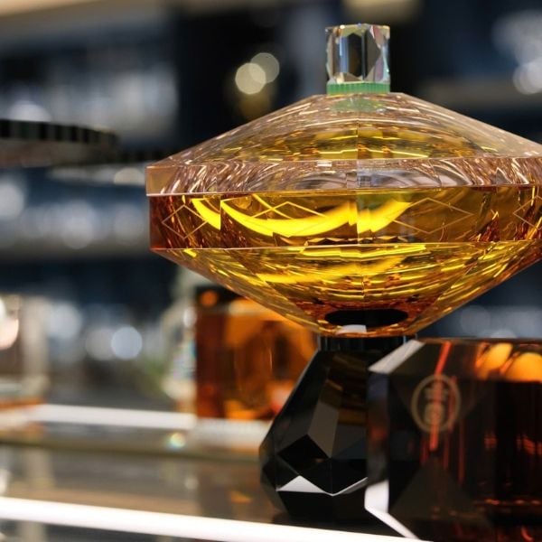 Chân bồng có nắp Reflections Copenhagen Hamptons Amber Chất liệu: Pha lê cắt tay tinh xảo