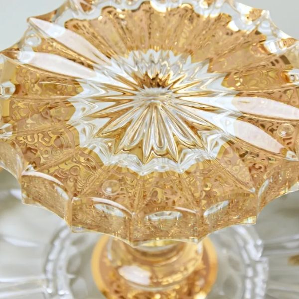 Chân bồng pha lê Ales Zverina Cake Romantic 30.5cm là một tác phẩm nghệ thuật pha lê thủ công tuyệt đẹp và tinh khiết nhất đến từ vùng đất Bohemia