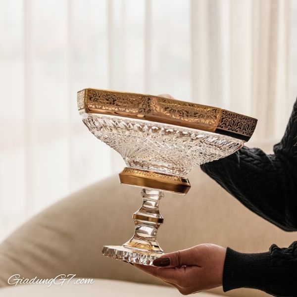 Chân bồng pha lê Ales Zverina Dynko Romantic 30.5cm Khảm vàng sang trọng, hoa văn tinh tế trên thân và chân bồng, tạo điểm nhấn đẳng cấp