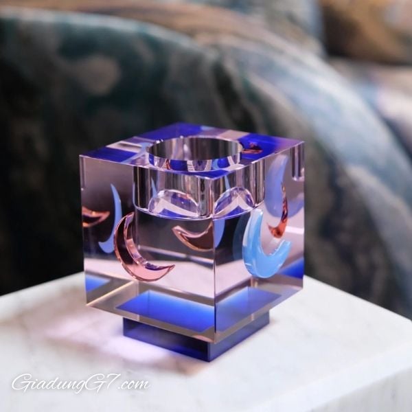 Chân nến tealight Lea Moon Reflections Copenhagen được chế tác từ pha lê trong suốt và các hình dạng mặt trăng đầy màu sắc.