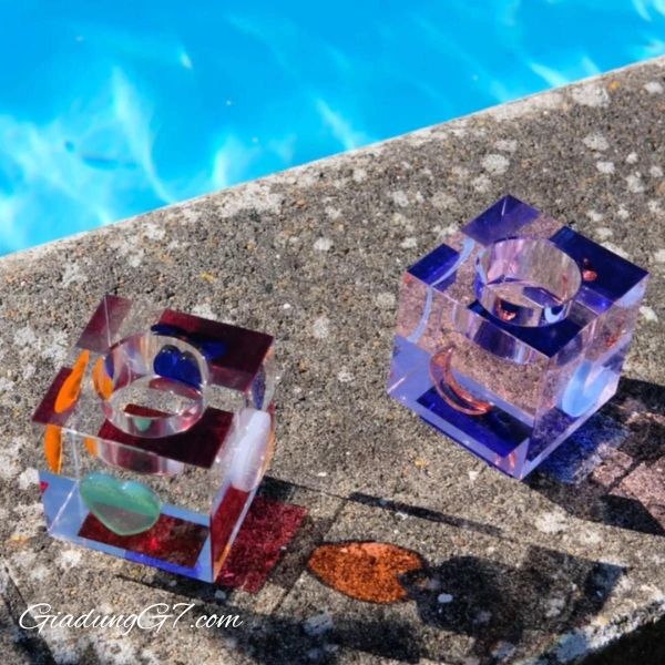 Chân nến tealight Lea Moon Reflections Copenhagen được chế tác từ pha lê trong suốt và các hình dạng mặt trăng đầy màu sắc.