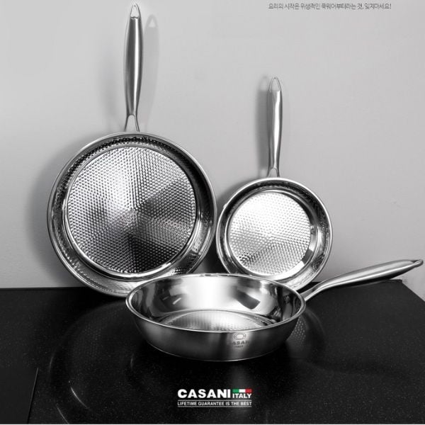 Chảo Cucina Casani có 3 size 20cm/26cm/28cm với Cấu trúc chống dính tự nhiên