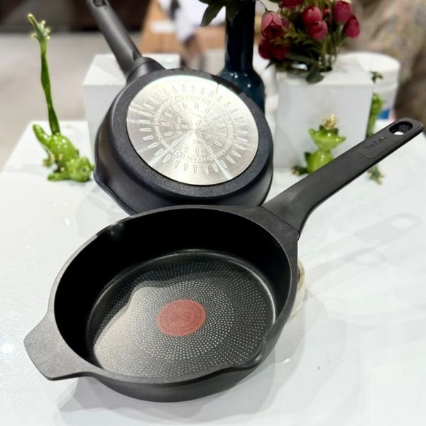Chảo đúc Tefal Robusto 20cm có miệng rót mới có kiểu dáng chảo đẹp mắt, nhờ có hai vòi rót ở hai bên