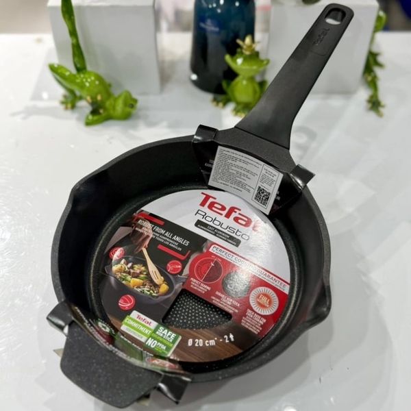 Chảo đúc Tefal Robusto 20cm được thiết kế với môi rót tiện dụng và đế bắt từ nhanh, giúp tối ưu hóa quá trình nấu ăn.