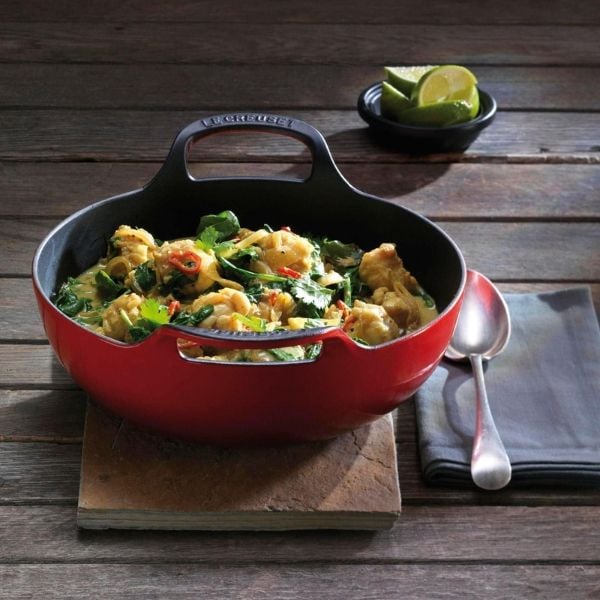 Chảo Le Creuset Balti 24cm là một chiếc bát giống như chảo được làm bằng gang bền.