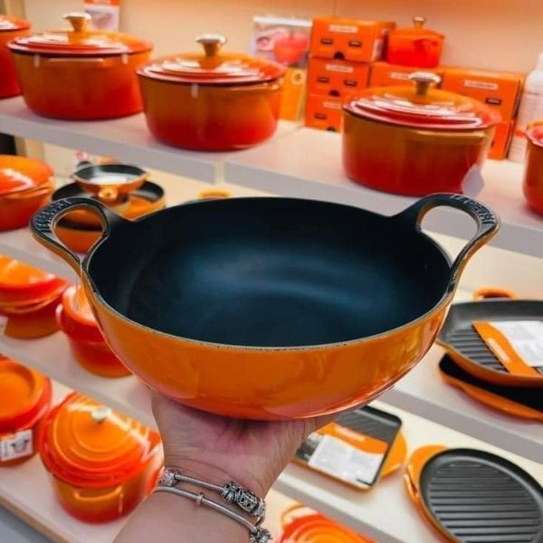 Thức ăn được nấu chín và phục vụ trong Chảo gang Le Creuset Balti 24cm, sau đó được mang ra bàn để chia sẻ.