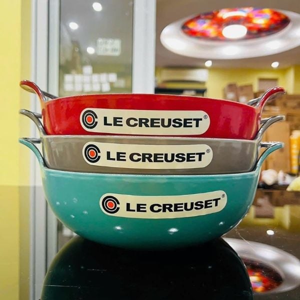 Chảo Le Creuset Balti 24cm là một chiếc bát giống như chảo được làm bằng gang bền.