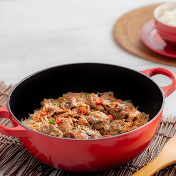 Chảo Le Creuset Balti 24cm có lớp phủ men cứng ở cả bên trong và bên ngoài.