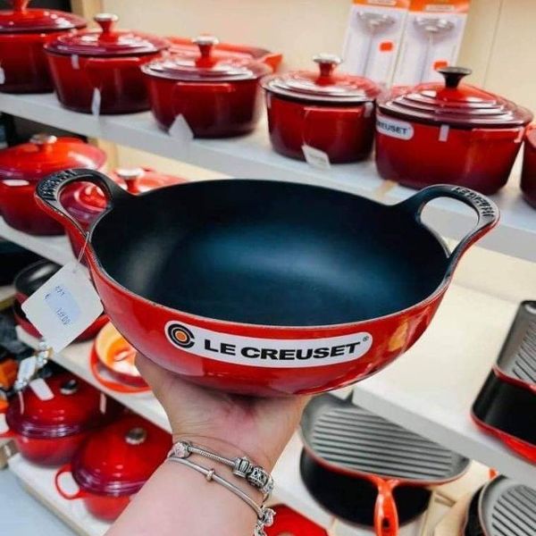 Thức ăn được nấu chín và phục vụ trong Chảo gang Le Creuset Balti 24cm, sau đó được mang ra bàn để chia sẻ.