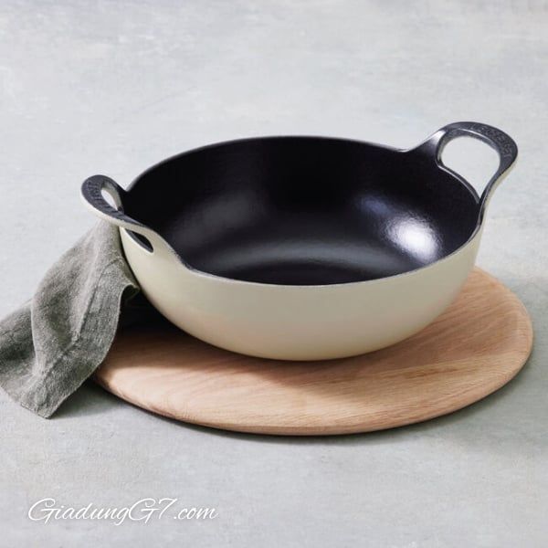 Thức ăn được nấu chín và phục vụ trong Chảo Le Creuset Balti 24cm màu kem, sau đó được mang ra bàn để chia sẻ.