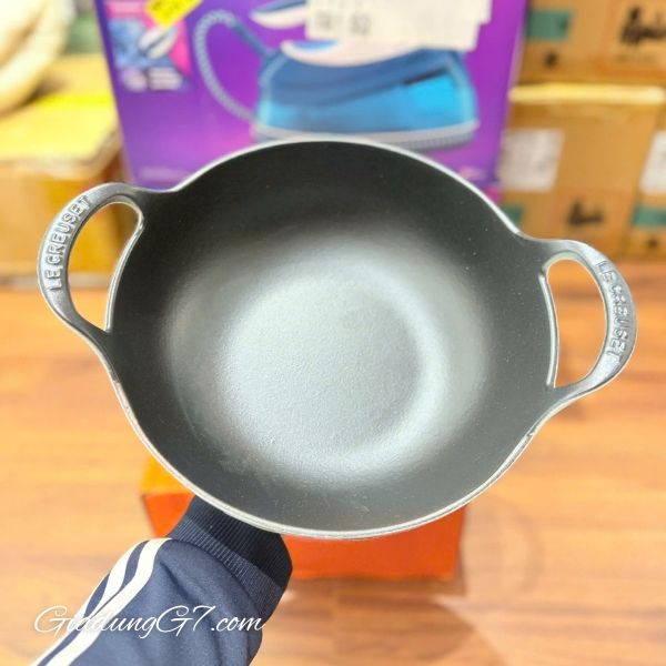Chảo Le Creuset Balti 24cm màu kem Phù hợp với mọi nguồn nhiệt, bao gồm cả bếp từ.