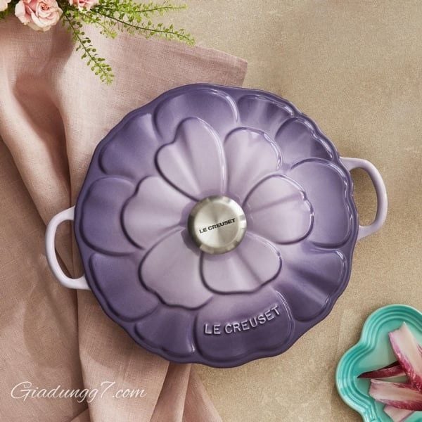 Chảo gang Le Creuset có nắp 26cm màu tím - 21964265114430 - nồi hầm Petal Braiser. Thiết kế cánh hoa nổi thanh lịch