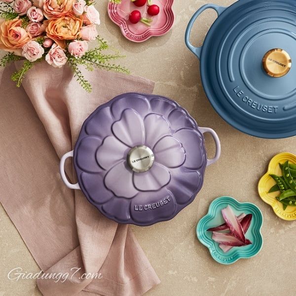Chảo gang Le Creuset có nắp 26cm màu tím Lý tưởng cho các món chiên, hấp và hầm