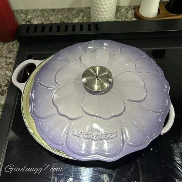 Chảo gang Le Creuset Petal Braiser có nắp 26cm màu tím Sản Phẩm Mới Tinh, Chưa Qua Sử Dụng