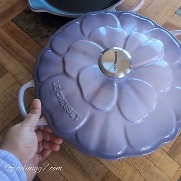 Chảo gang Le Creuset Petal Braiser có nắp 26cm màu tím Sản Phẩm Mới Tinh, Chưa Qua Sử Dụng