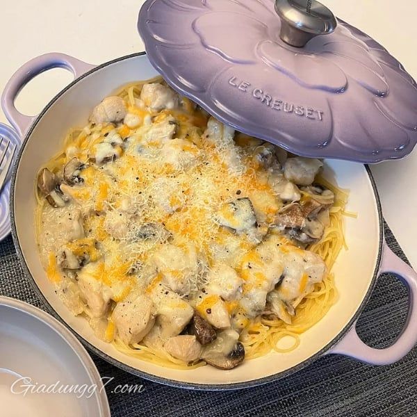 Chảo gang Le Creuset có nắp 26cm màu tím - 21964265114430 Lớp men bên trong sáng màu giúp dễ dàng quan sát thực phẩm và tránh bị cháy.